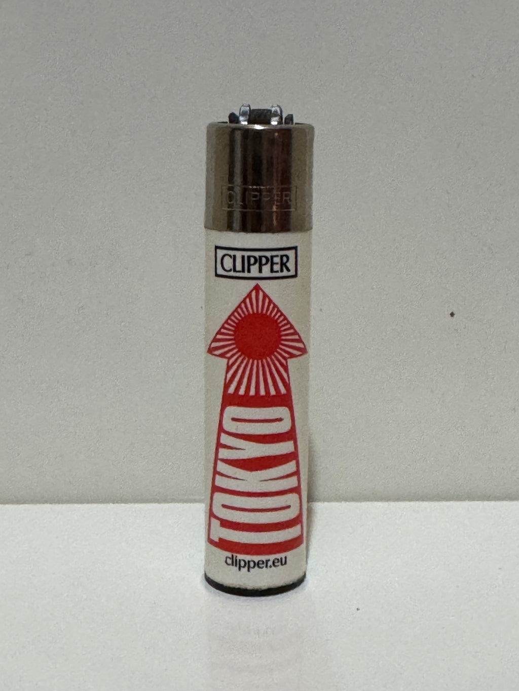 Clipper Tokyo rising sun lighter – white with red lettering