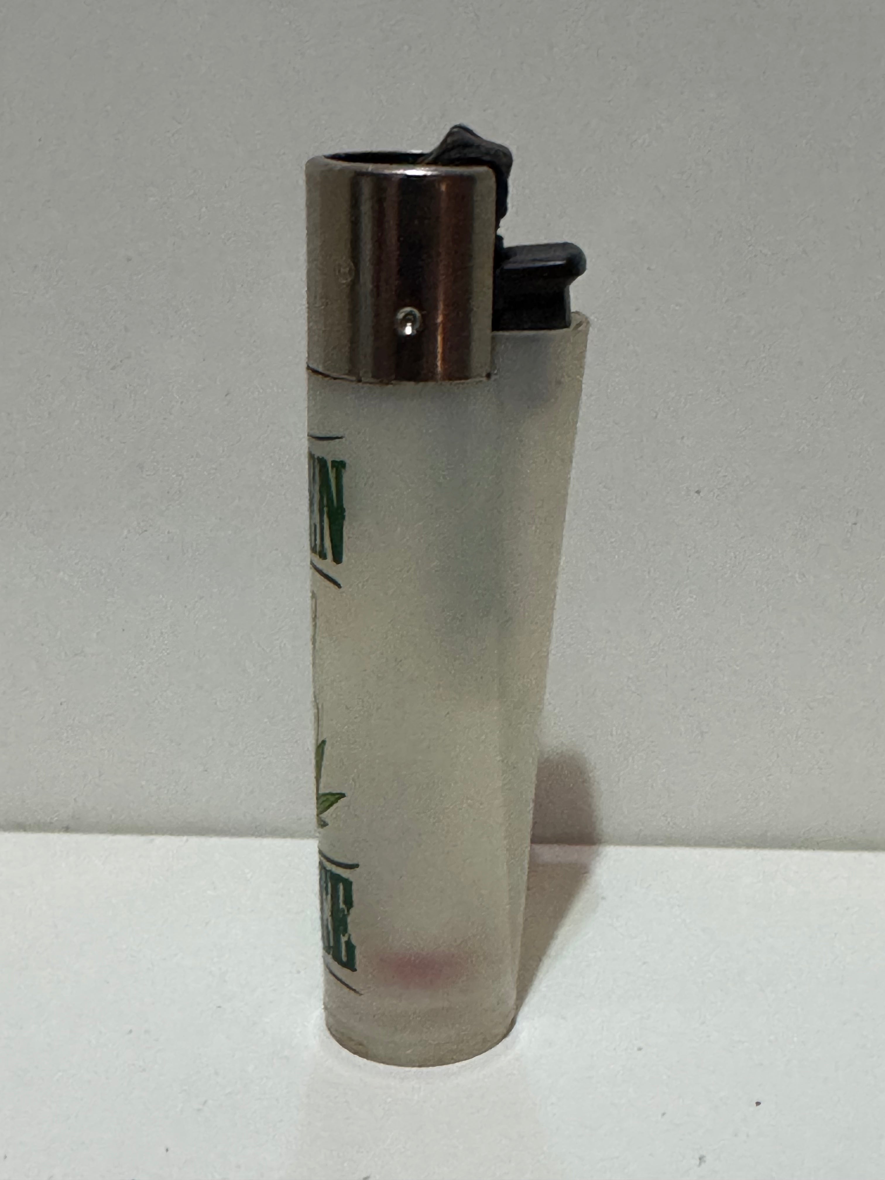 Clipper Brooklyn peace sign lighter – frosted white graphic