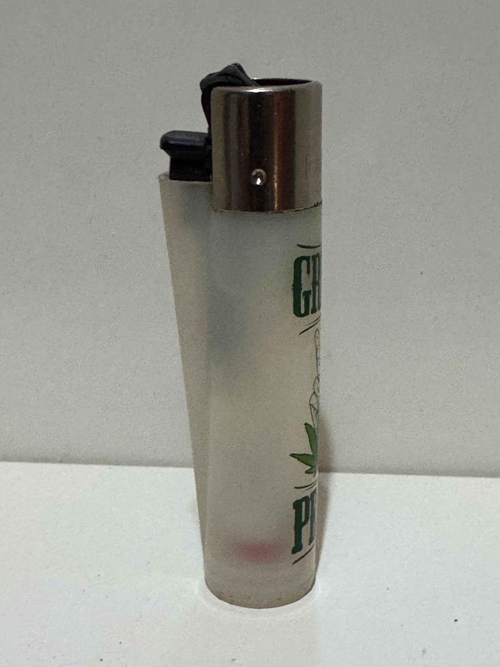 Clipper Brooklyn peace sign lighter – frosted white graphic