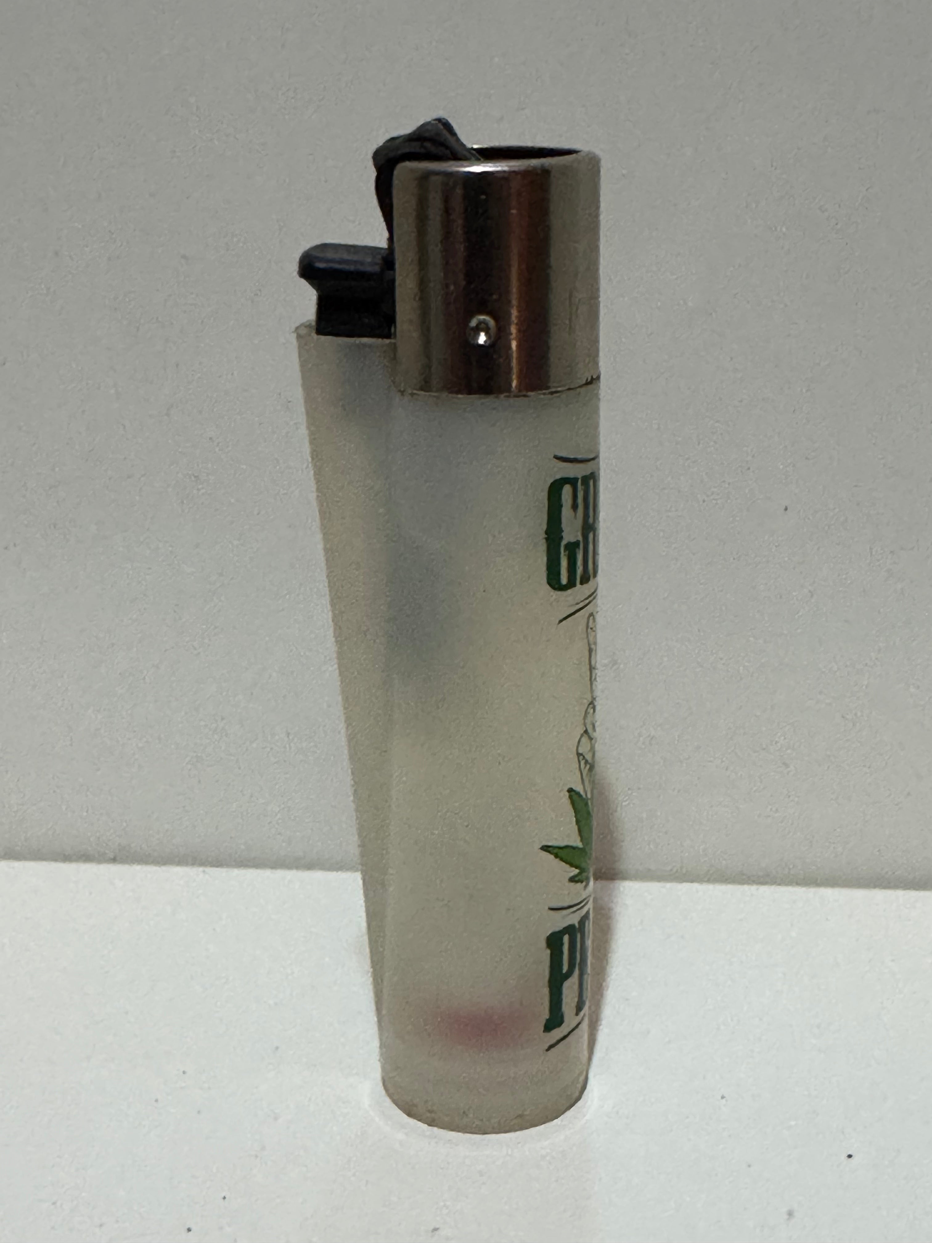 Clipper Brooklyn peace sign lighter – frosted white graphic