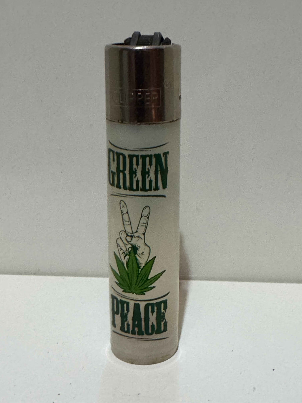 Clipper Brooklyn peace sign lighter – frosted white graphic