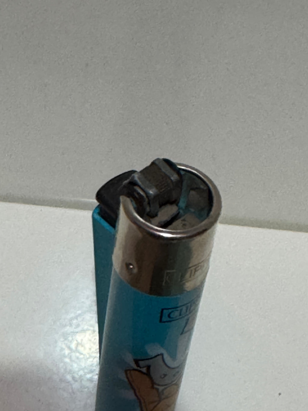 Clipper lucky horseshoe lighter – sky blue graphic design